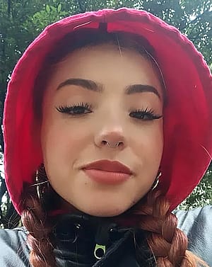 Looking like a doll in this selfie'