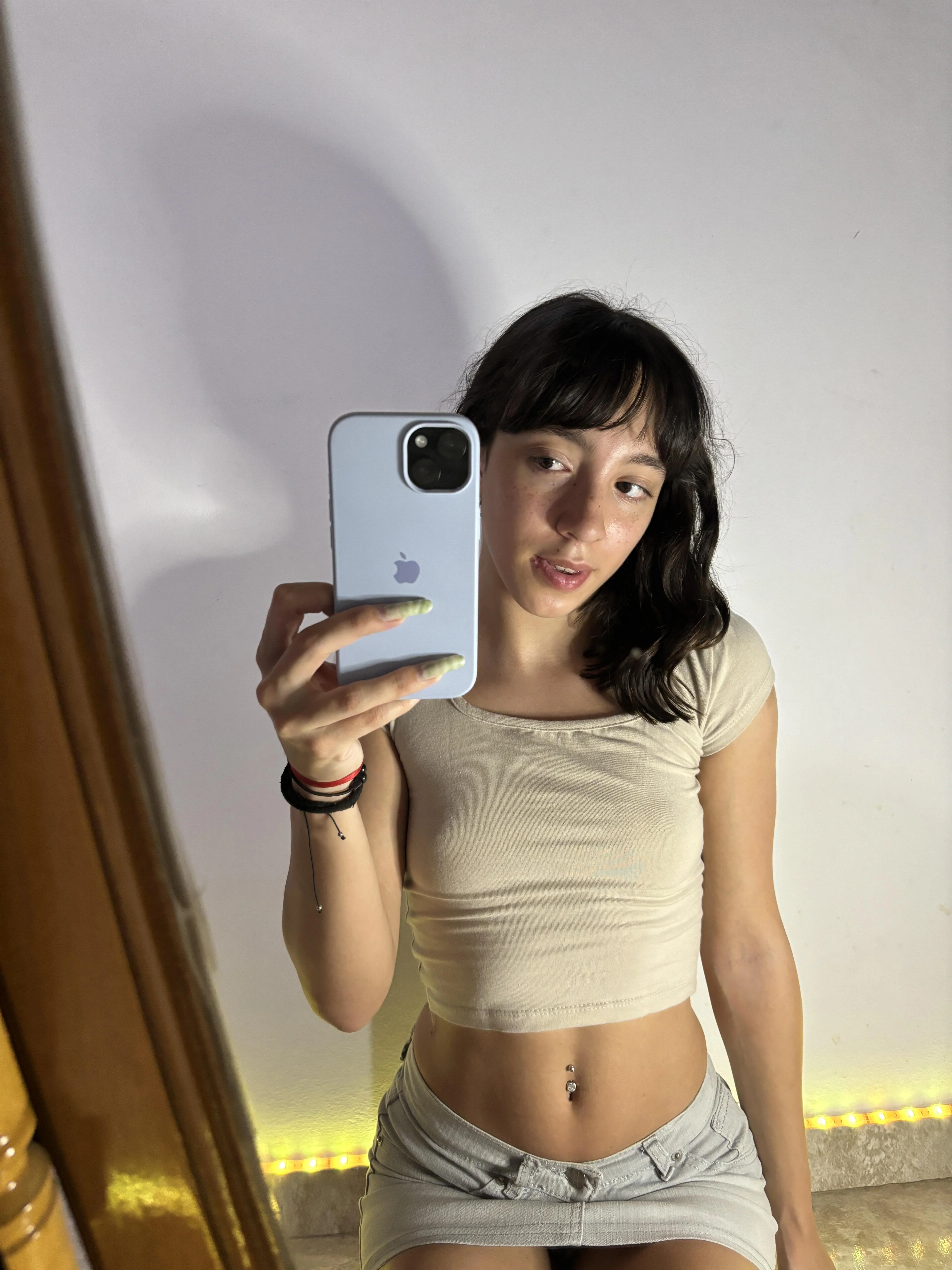 honestly, am i hot [F18] picture 1 of 1