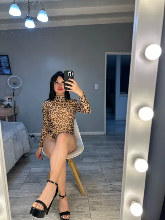 Claws out, beauty on. picture 1 of 1
