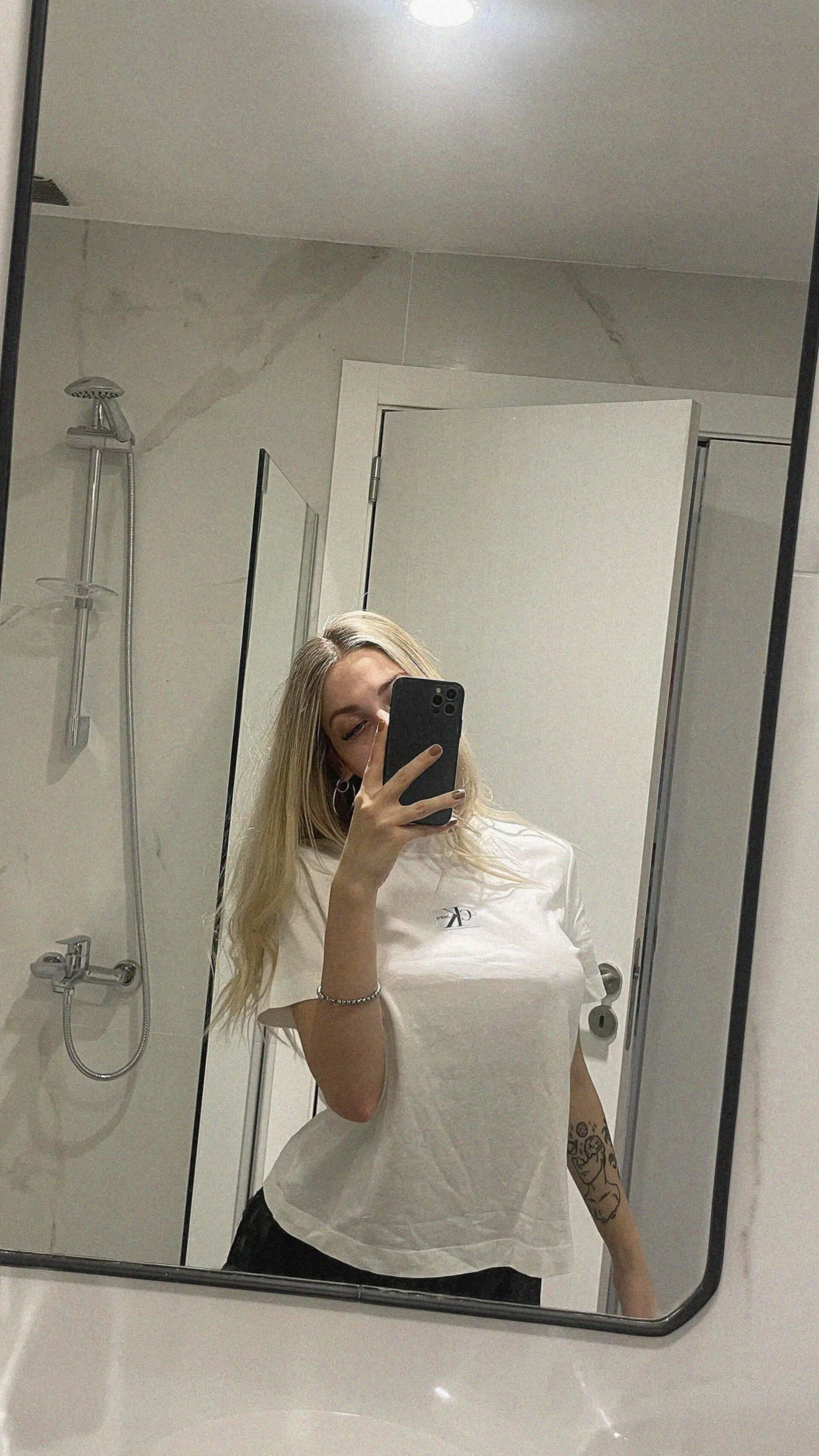 Quick work break 21F4M here, and I’m definitely craving a release. who’s down to vibe? picture 1 of 1