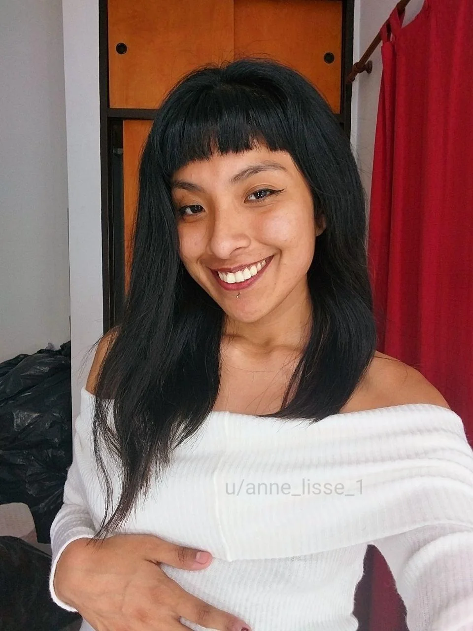 A natural makeup stands out with clothes in light tones picture 1 of 1