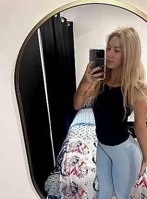 Do I look sexy enough to distract u?'