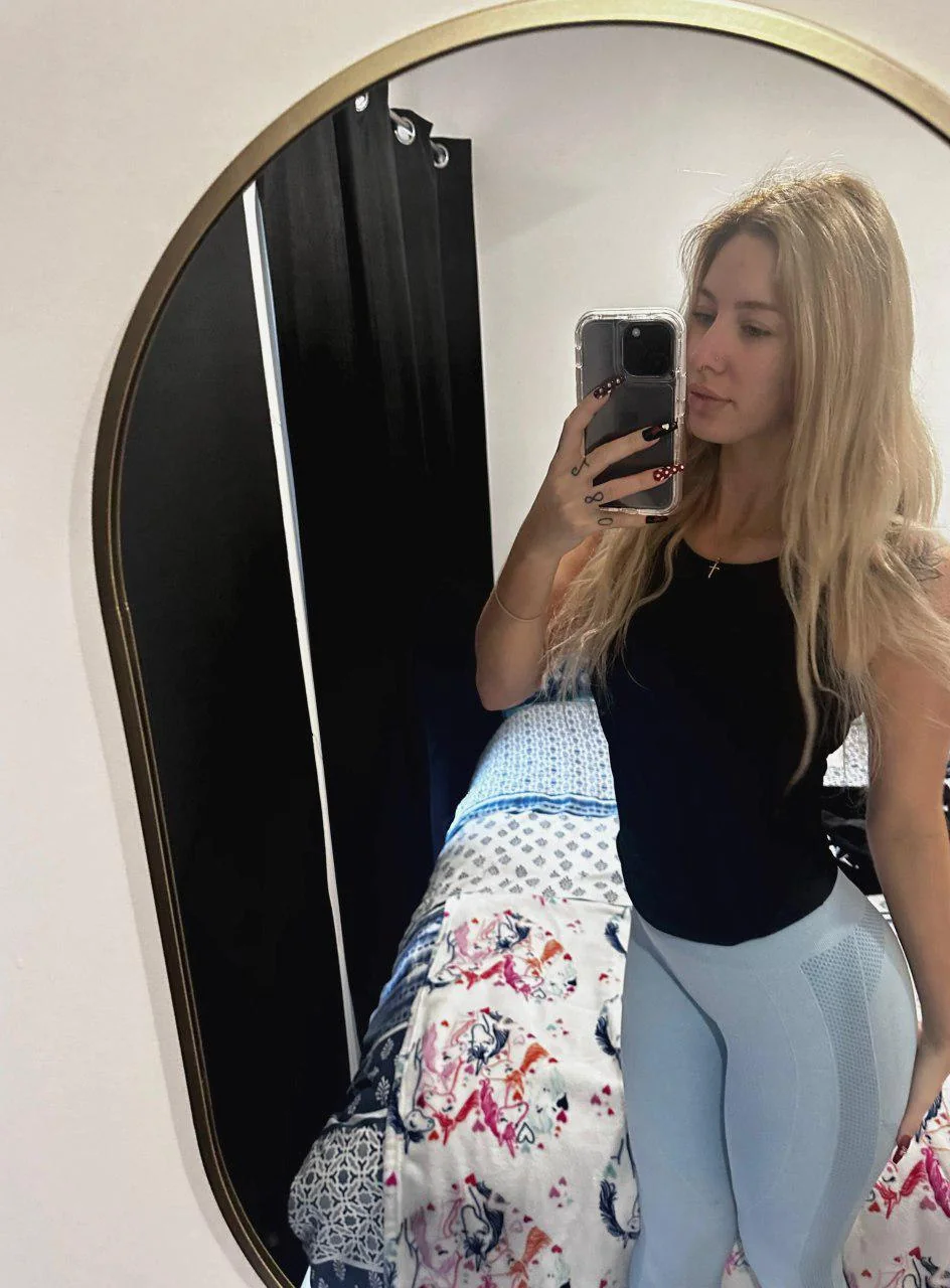 Do I look sexy enough to distract u? picture 1 of 1