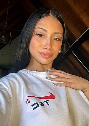 Pretty enough to date or nah? 23F'