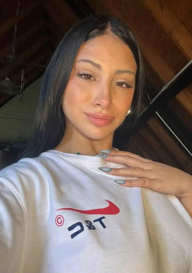 Pretty enough to date or nah? 23F picture 1 of 1