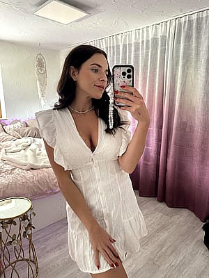 do I look cute in this outfit or no ?'