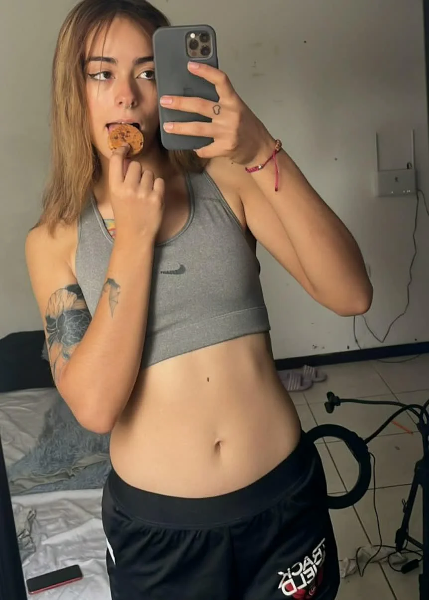 honestly, am i hot [F19] picture 1 of 1