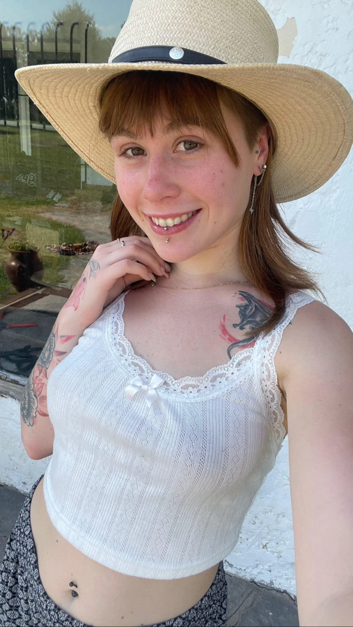 Does this hat look hot on me f20 picture 1 of 1
