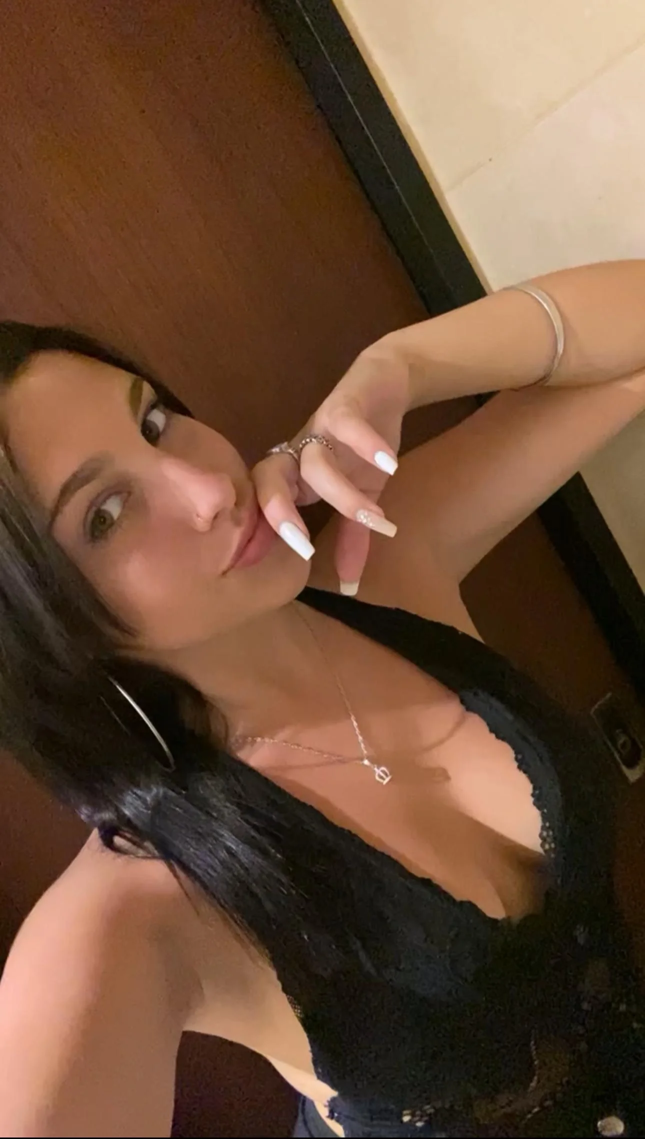 Be honest guys, am I hot? F20 picture 1 of 1