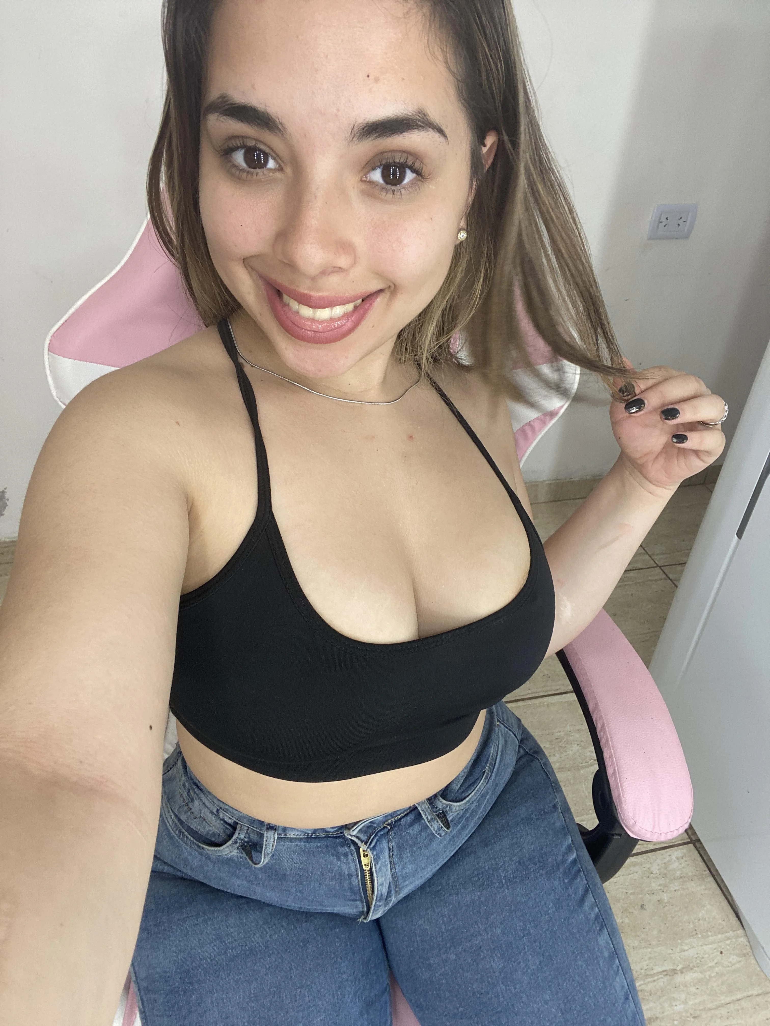 I wonder if you think latinas are sexy picture 1 of 1