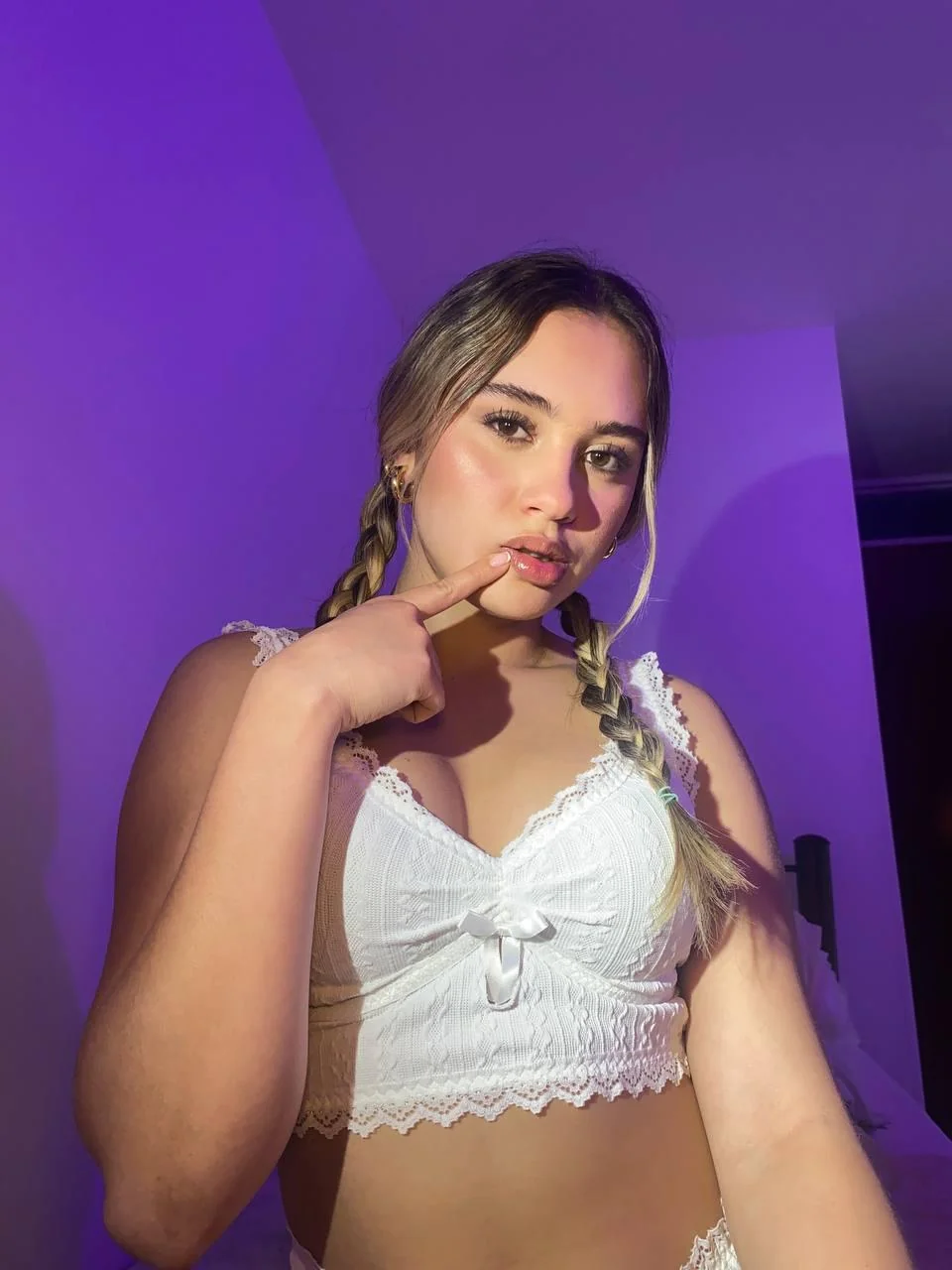 Subtle and stunning, thoughts on this look? 💕 picture 1 of 1