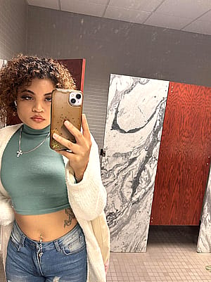 If you think I'm looking sexy i think you should say hi'