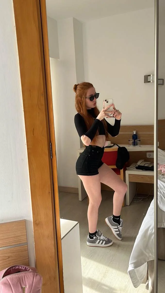 F18 be honest do i look hot rn? picture 1 of 1
