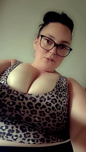 Be honest, am I hot for a 40yo mom of 3?'
