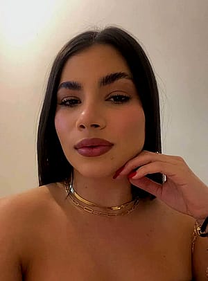 feeling beautiful and rocking this selfie'