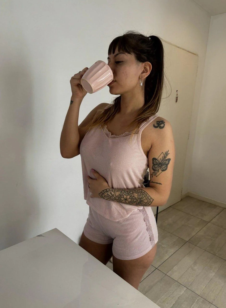 I look sexy in this pink set picture 1 of 1
