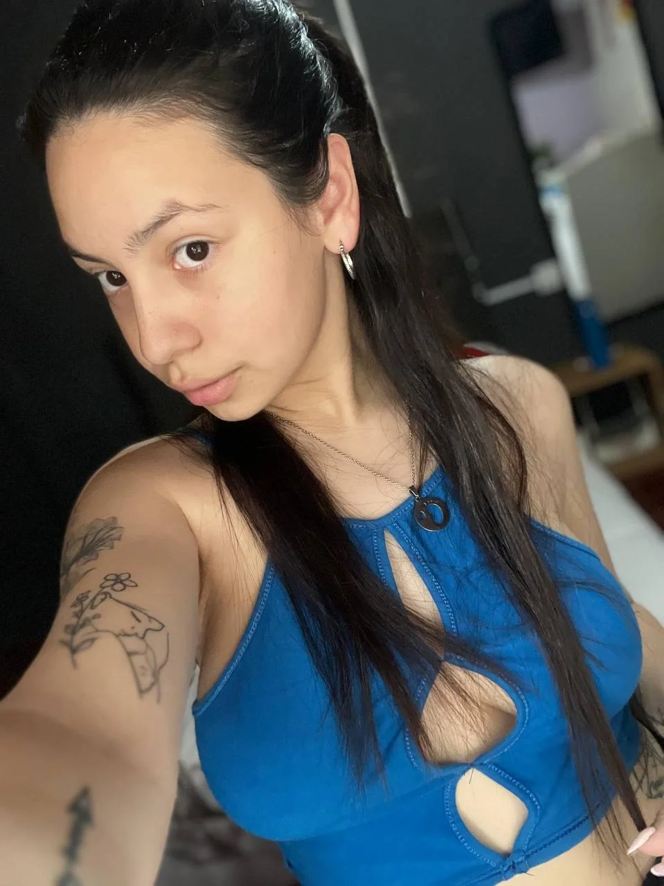 Am I beautiful enough to be here? F20 picture 1 of 1