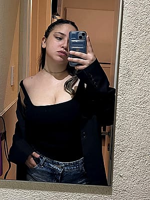 A photo in the mirror before going to dinner 🥰'