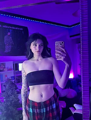 Be honest, am i hot? F19'