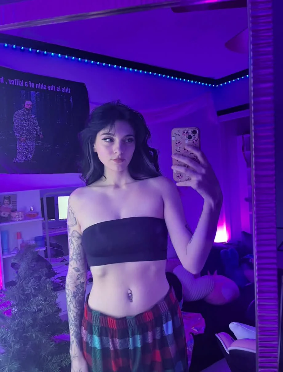 Be honest, am i hot? F19 picture 1 of 1