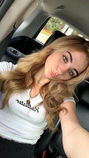 car selfie. do i look hot even though i'm wearing less makeup? f19'