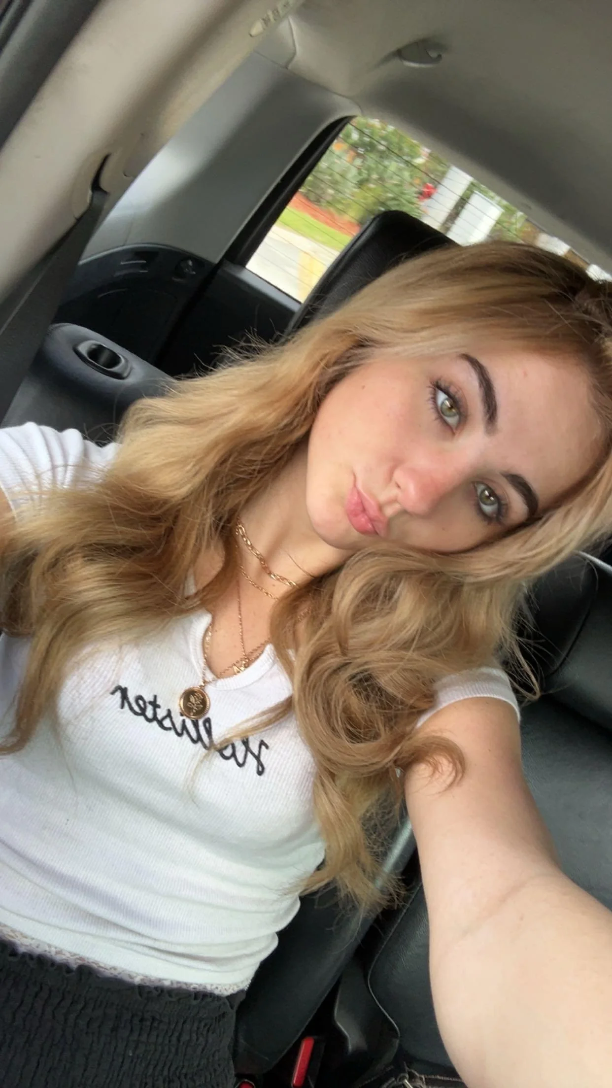car selfie. do i look hot even though i'm wearing less makeup? f19 picture 1 of 1