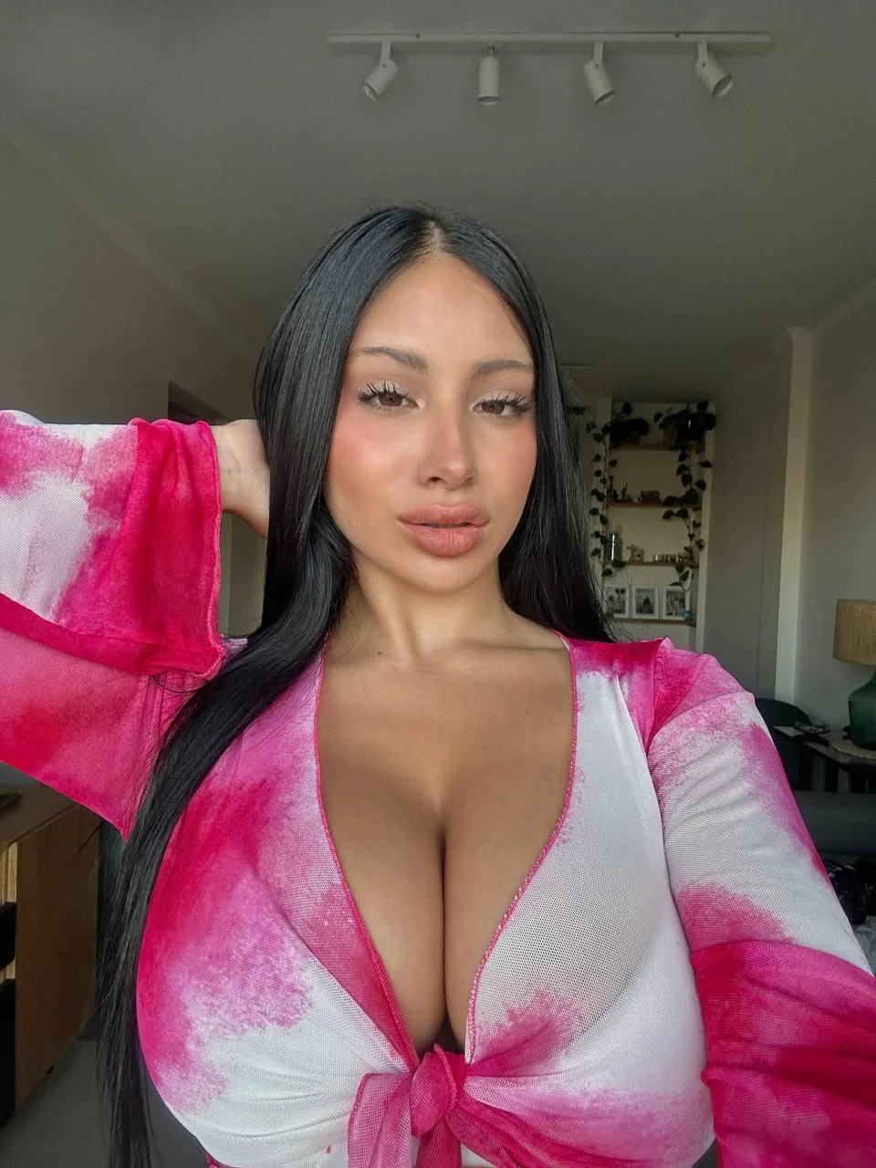 Pretty or nah? 23F picture 1 of 1
