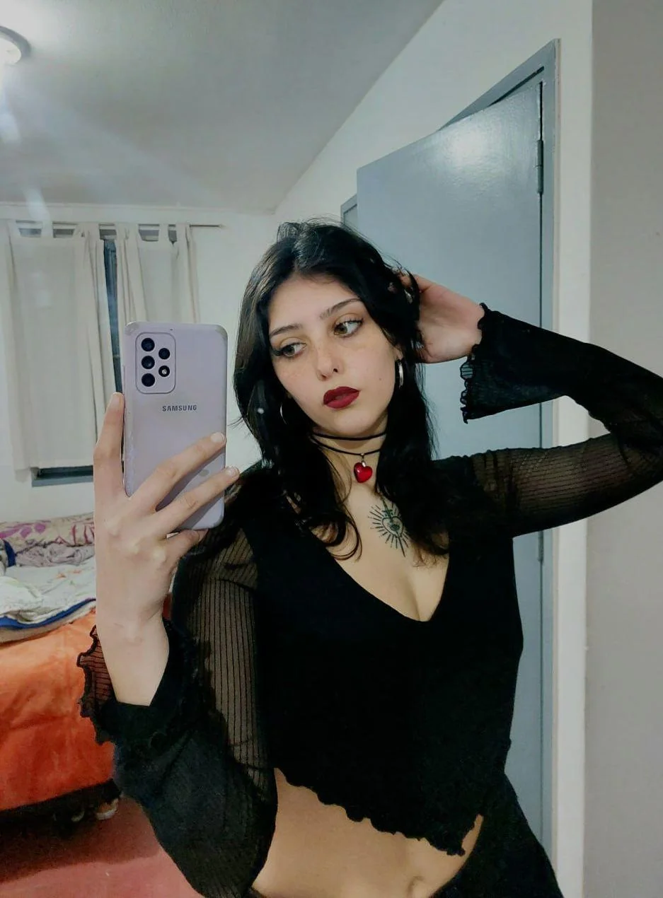 as a goth girl, do i look classy? picture 1 of 1