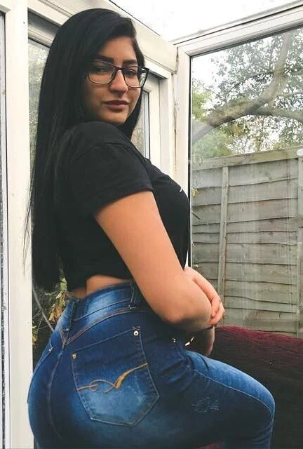 My neighbor is hot af 🥵 picture 1 of 2