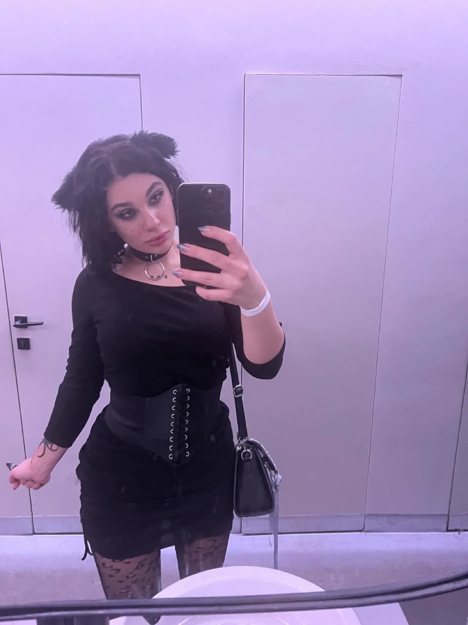 Please be honest if I am hot or not in this outfit F23 picture 1 of 1