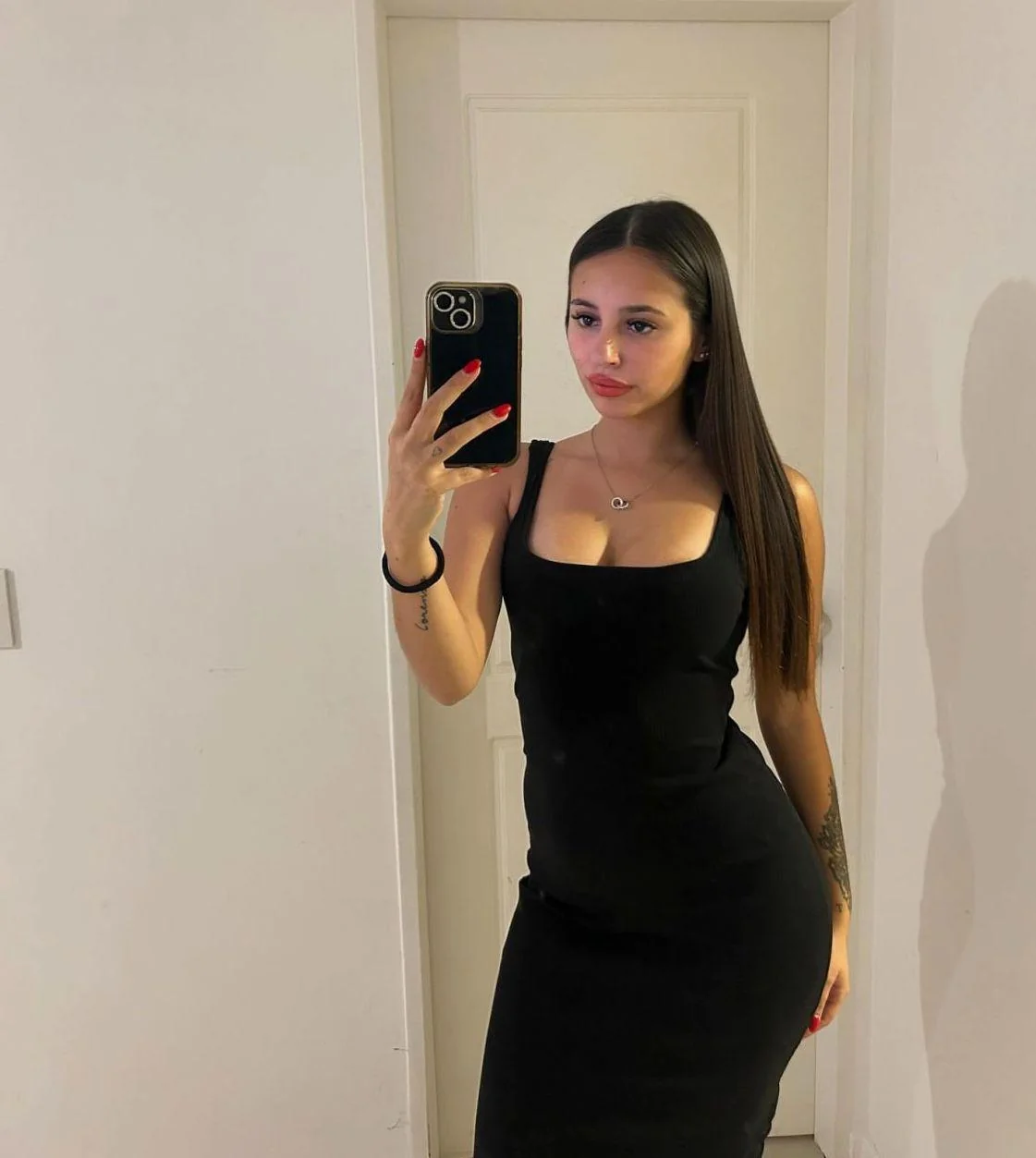 Am I the type of classy girl who ticks your box? picture 1 of 1
