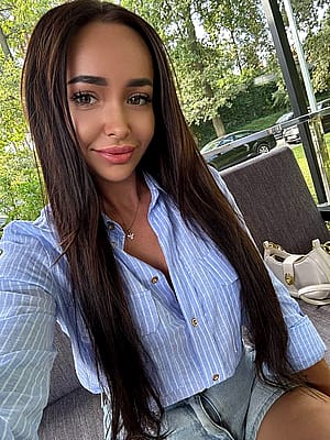There's just something about a cute girl that'll make your day a little brighter, don't you agree?'