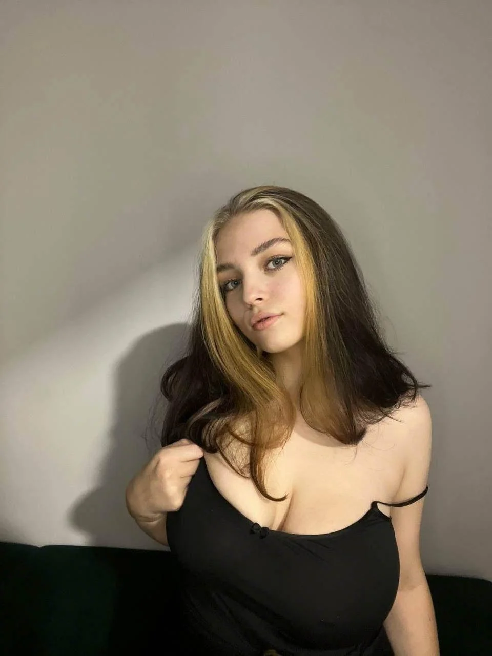 Am I hot? or too gorgeous? F18 picture 1 of 1