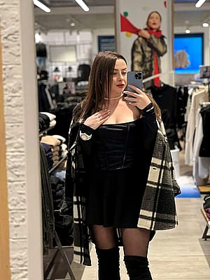 black color suit me???🖤'