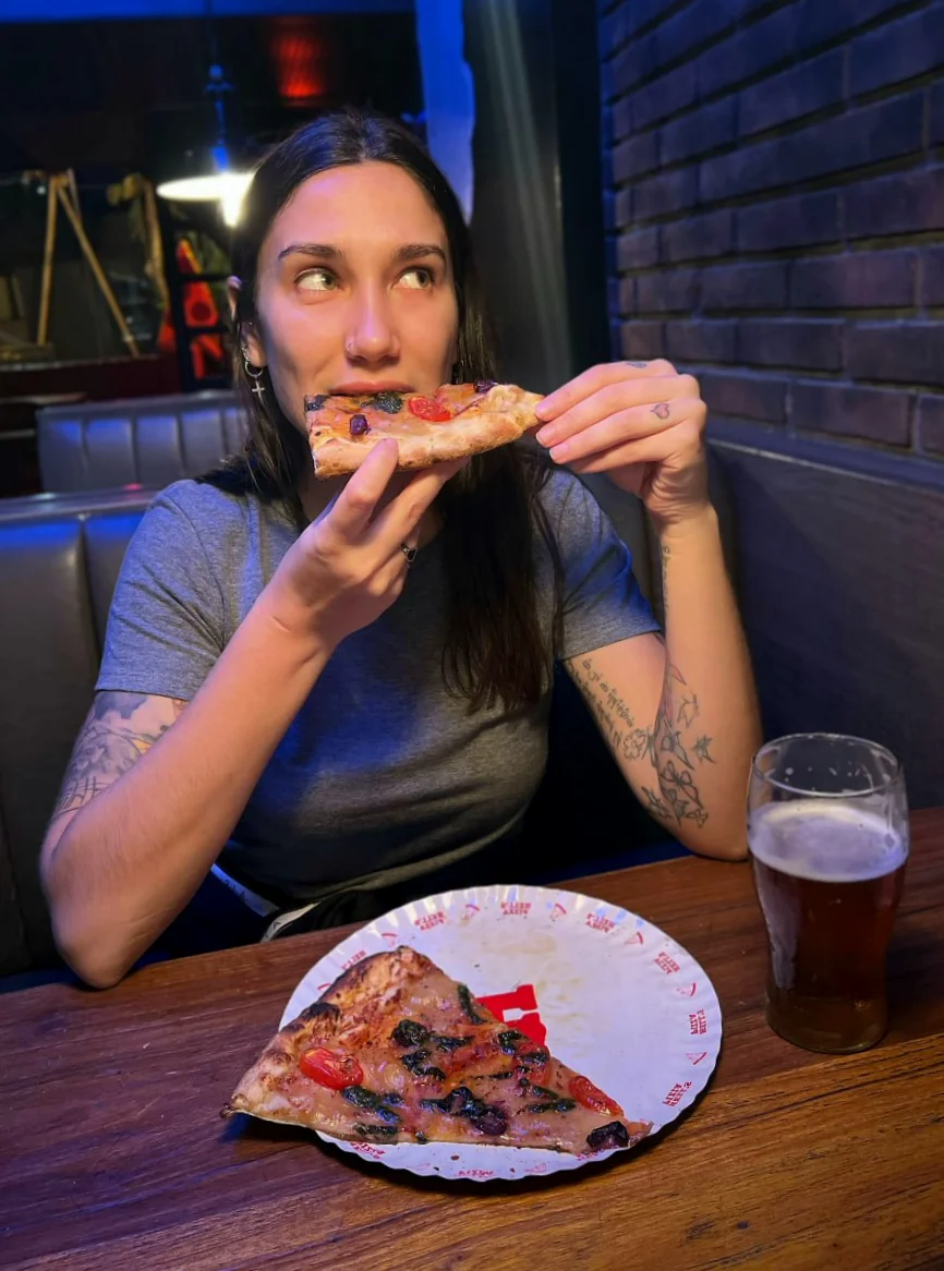 Am I still hot while I’m eating? picture 1 of 1