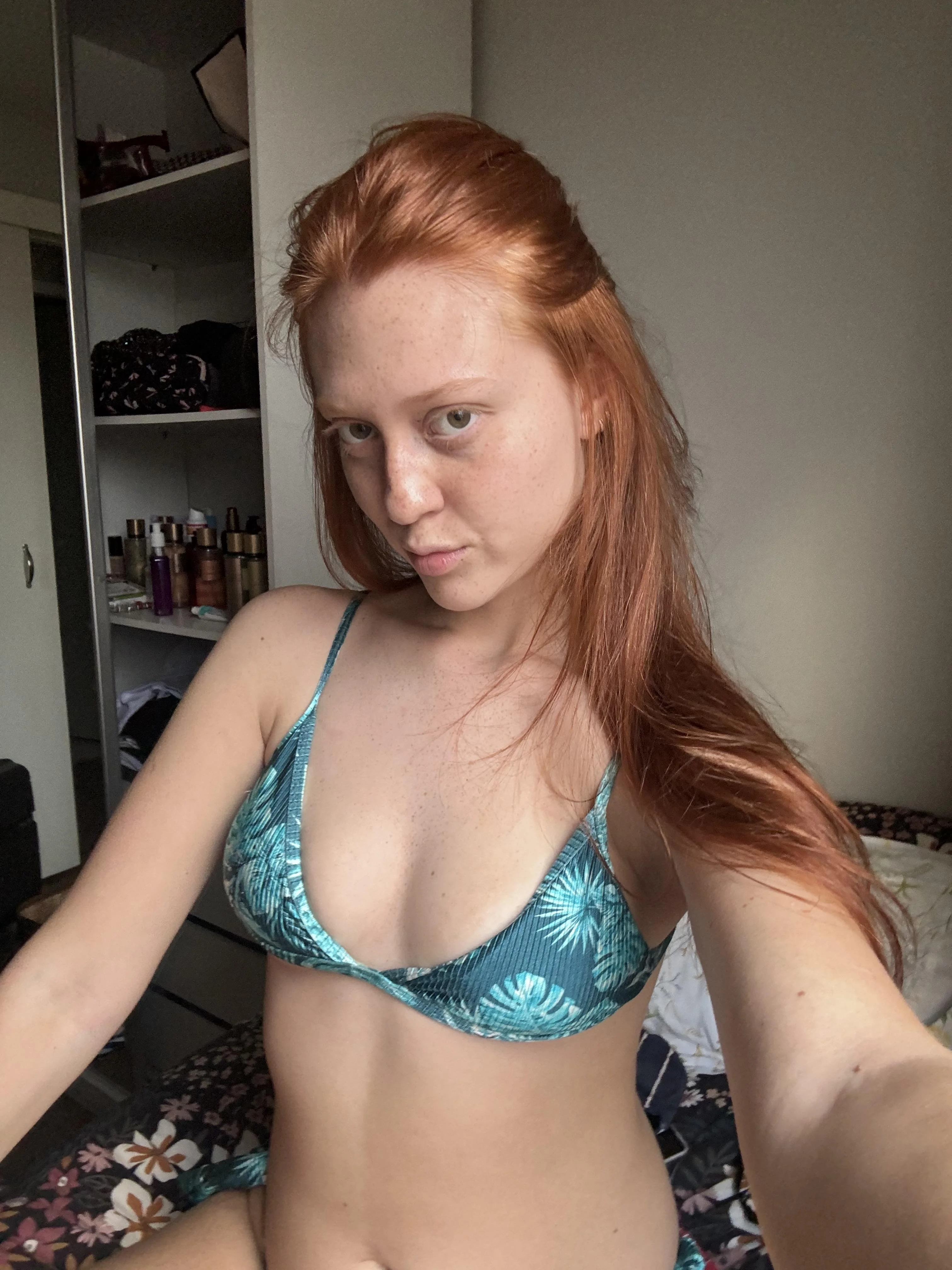 Do I look hot I'm only 18 . picture 1 of 1
