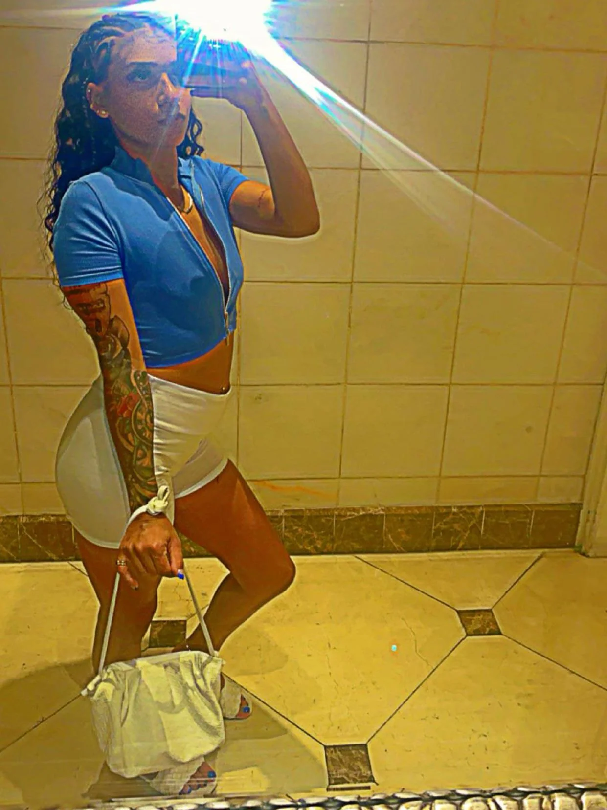 Tell me how hot I am 🔥 picture 1 of 1