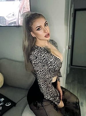 classy Nordic blonde ❄ having some vibes for evening walks... yeah ?'