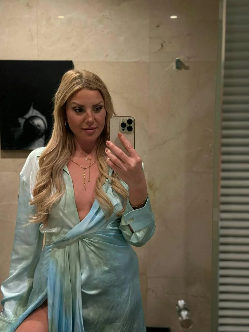 Feeling hot with this pretty dress picture 1 of 1