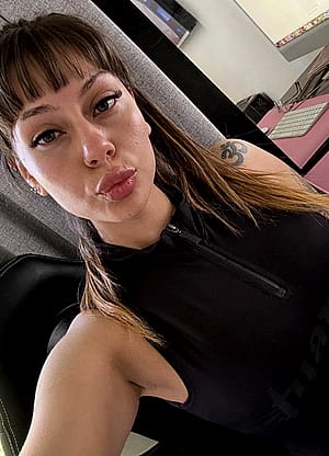 Feeling sexy with my simple look'