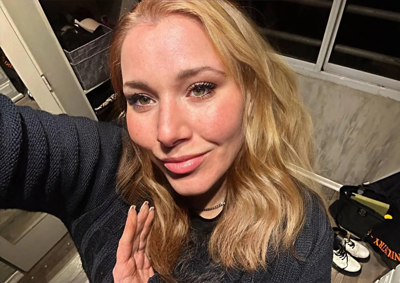 You find me pretty for a white blondie? picture 1 of 1