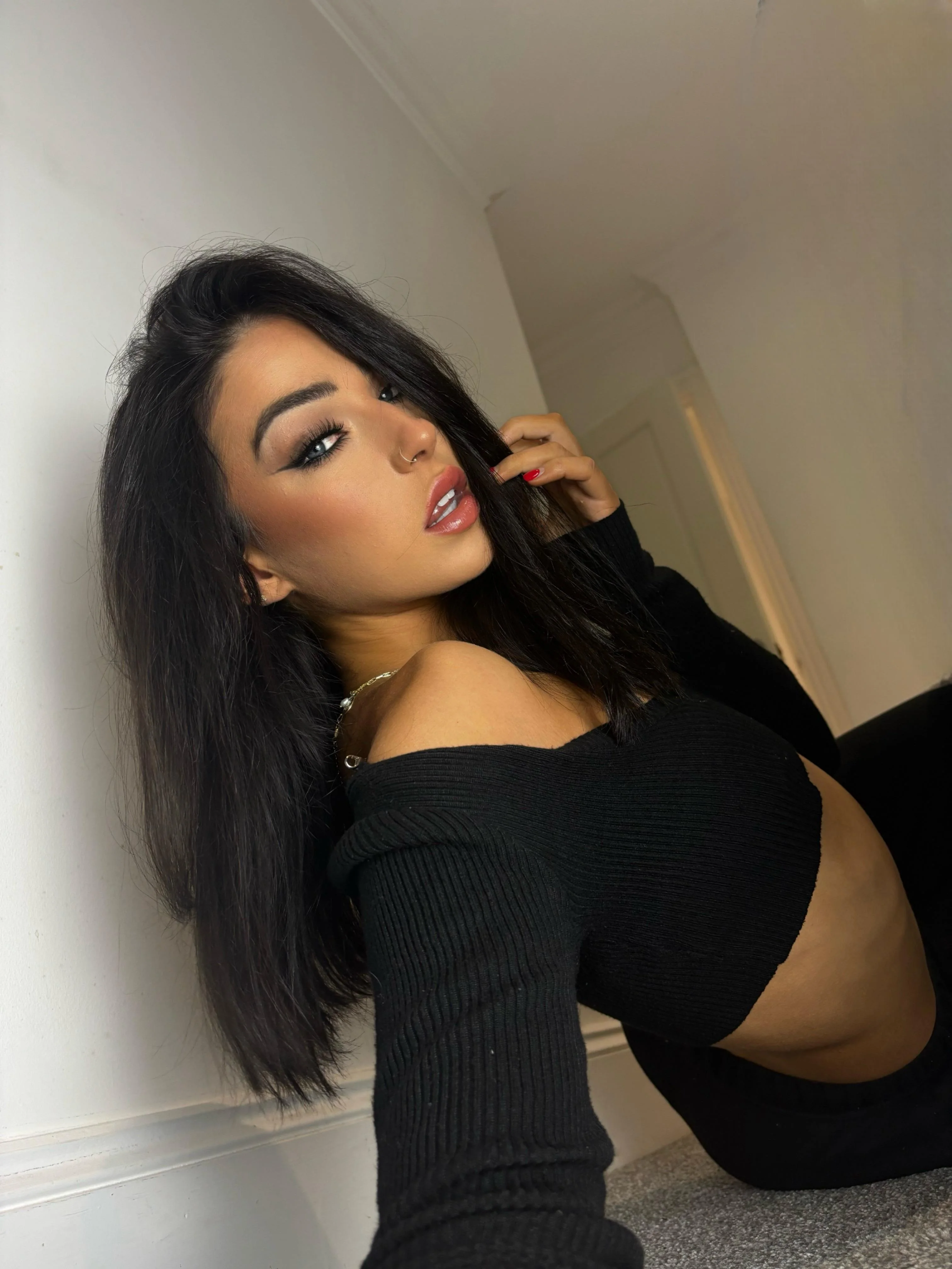 Am I hot? New here so be nice x F24 picture 1 of 1