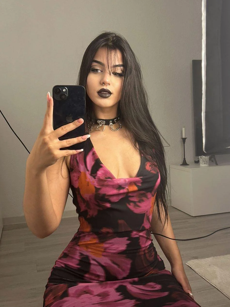 Be brutally honest am i hot ?🖤 picture 1 of 1