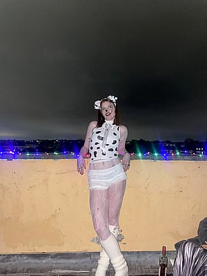 Do I look sexy on this outfit?'