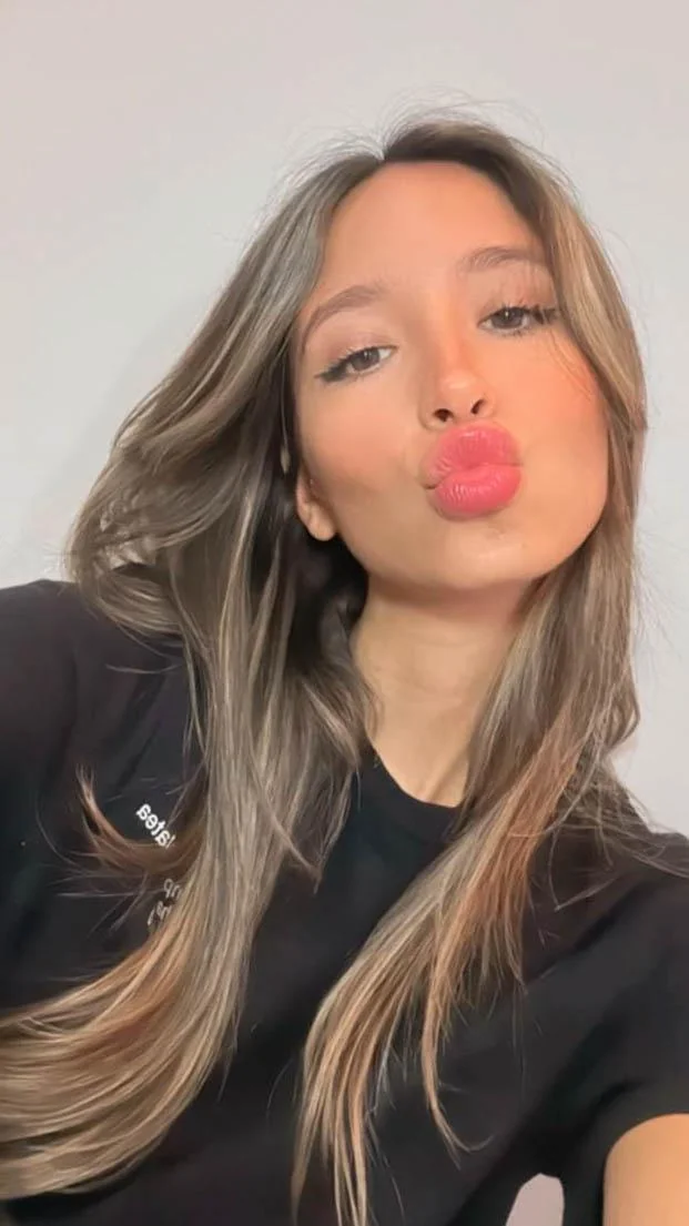 elegant and ready for a kiss picture 1 of 1