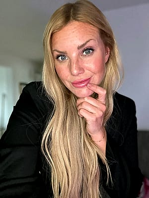 classy woman in black'