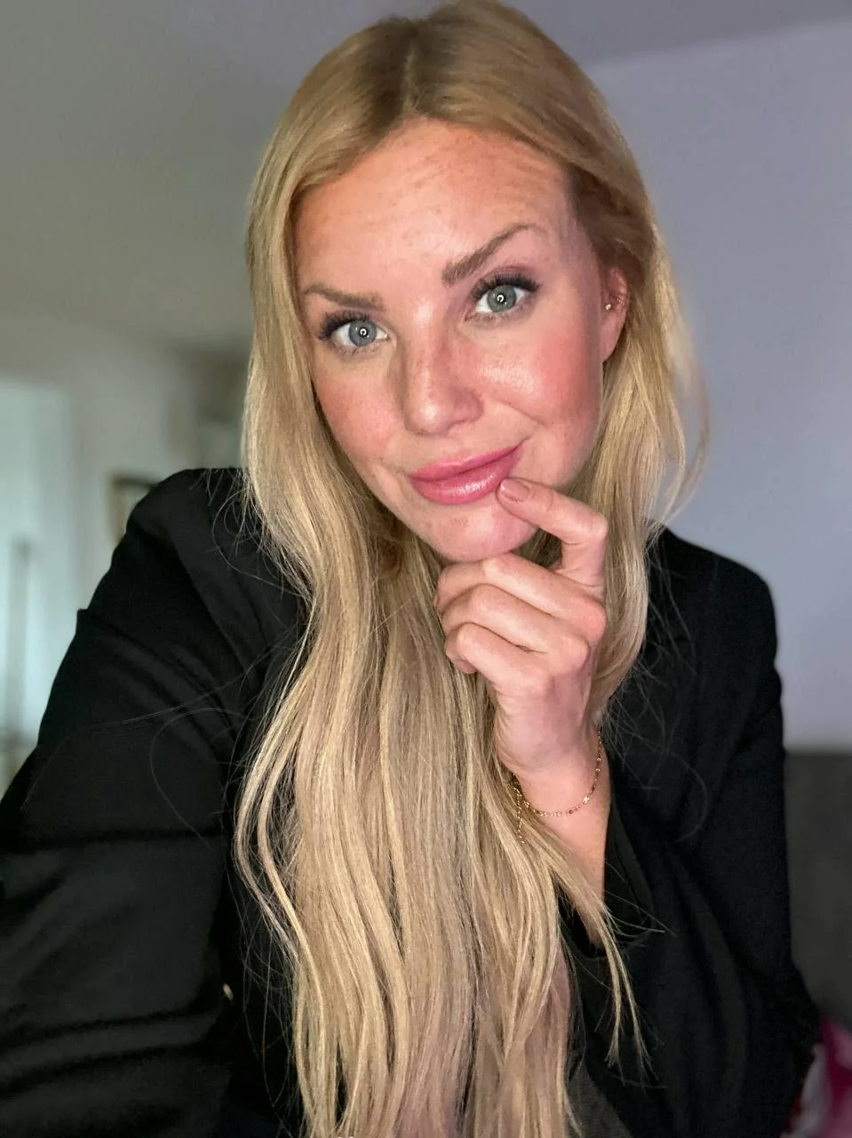 classy woman in black picture 1 of 1