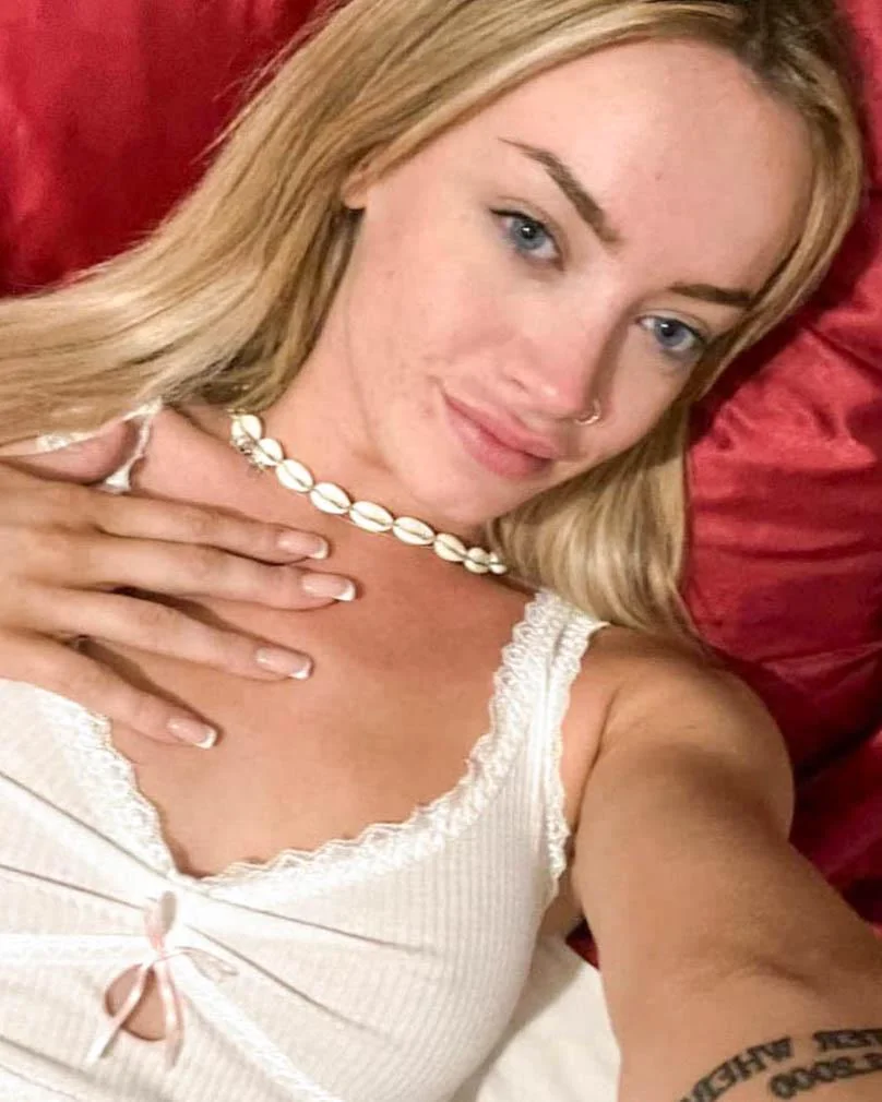 Am I looking hot? F19 picture 1 of 1