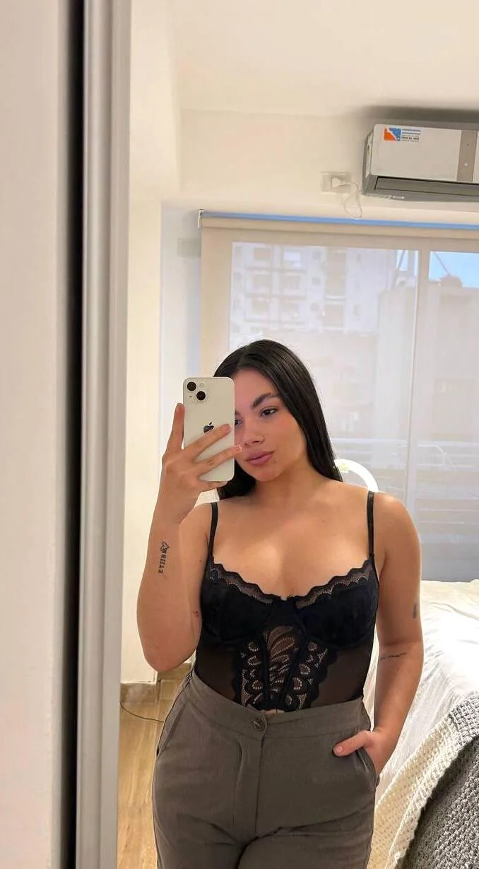 does this outfit look good enough to catch your eye. picture 1 of 1