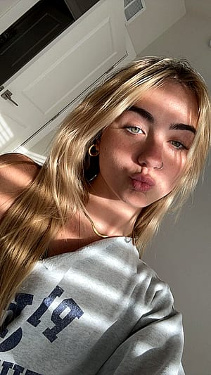 am i hot? without wearing anything sexy or makeup f19'